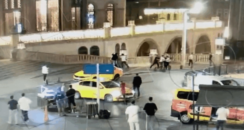 6 Leute schlugen eine Person mitten auf dem Taksim Square. 6 Leute schlugen eine Person mitten auf dem Taksim Square.