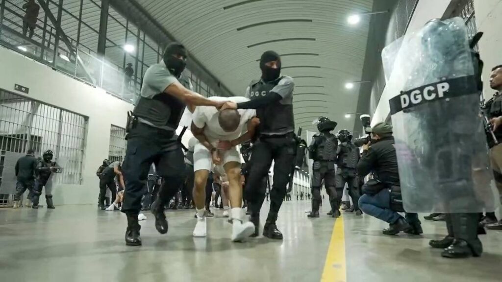 Richter befiehlt Trump Administration, die Venezolaner aus dem El Salvador -Gefängnis zurückzubringen