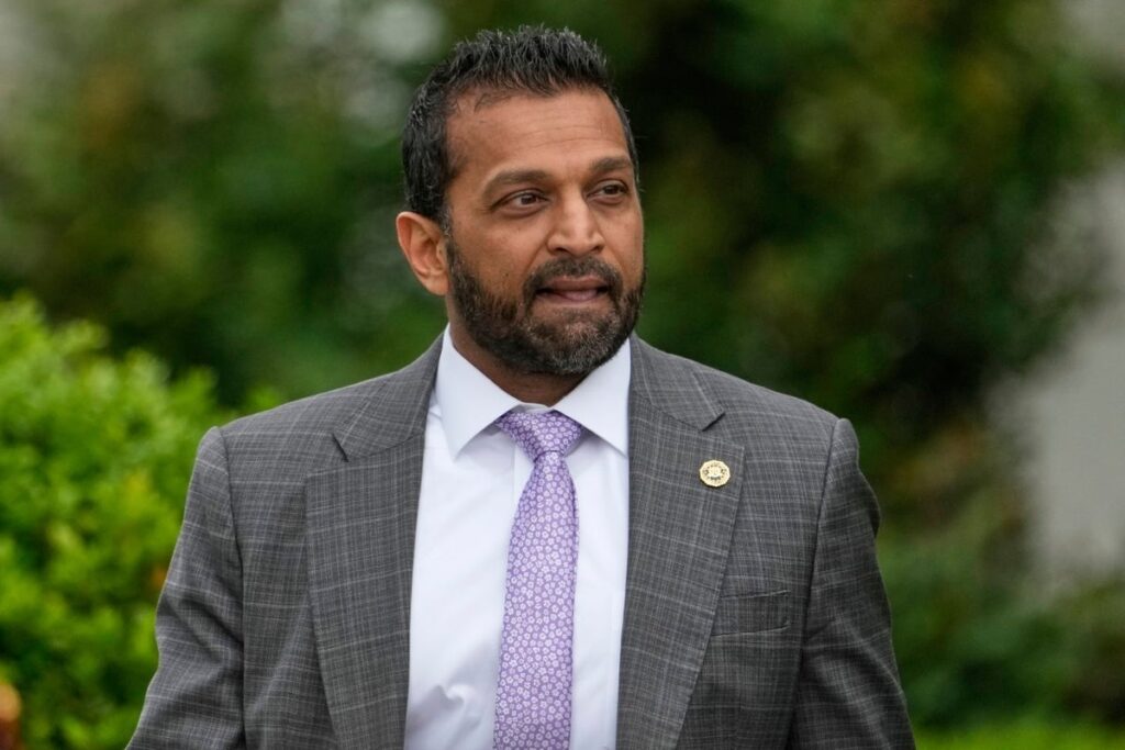 Kash Patel schleppte sich für „Hit a Cop, Sie werden in die Gefängnisstrafe von La Anti-Ice-Demonstranten in Gefängnis geraten:“ Es sei denn, es ist für Trump „. Kash Patel schleppte sich für "Hit a Cop, Sie werden in die Gefängnisstrafe von La Anti-Ice-Demonstranten in Gefängnis geraten:" Es sei denn, es ist für Trump ".