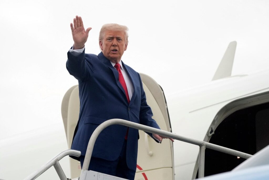 Trump sehen sich bei einer Treppe von Air Force Fast Plants aus: "Wir wollen gerade einen kognitiven Test"