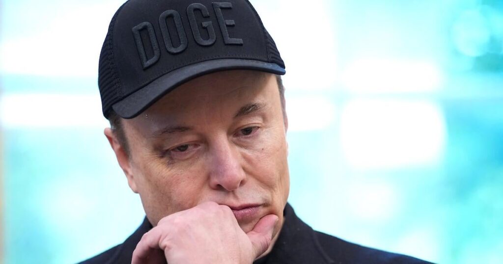 Musk beschuldigt Trump Aide des Bundesverbrechens, als Fehde explodiert