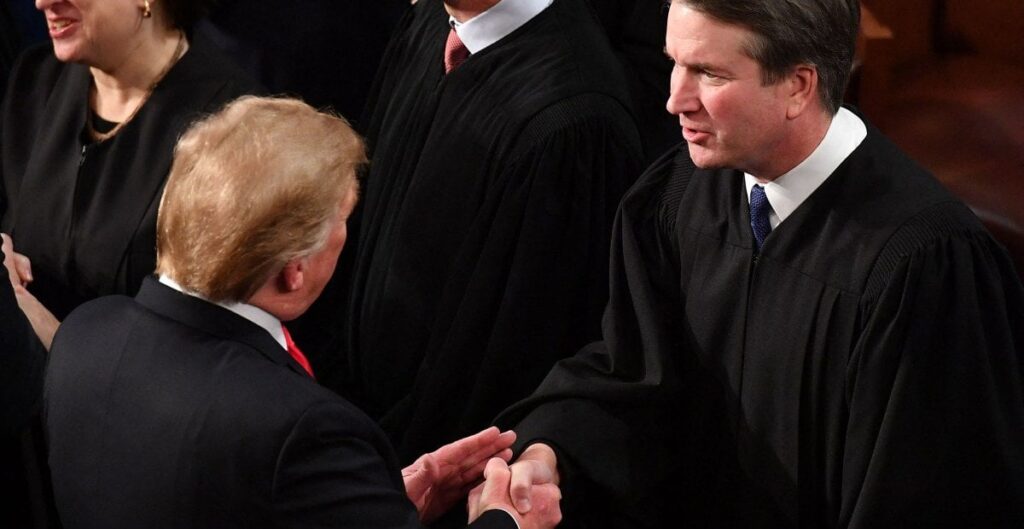Trump bittet den Obersten Gerichtshof, die Konvention gegen Folter zu neutralisieren. Trumps Anwälte behaupten, sie hätten eine Lücke gefunden, die es Trump ermöglicht, Einwanderer in Übersee zu versenden, um gefoltert zu werden. Trump bittet den Obersten Gerichtshof, die Konvention gegen Folter zu neutralisieren. Trumps Anwälte behaupten, sie hätten eine Lücke gefunden, die es Trump ermöglicht, Einwanderer in Übersee zu versenden, um gefoltert zu werden.