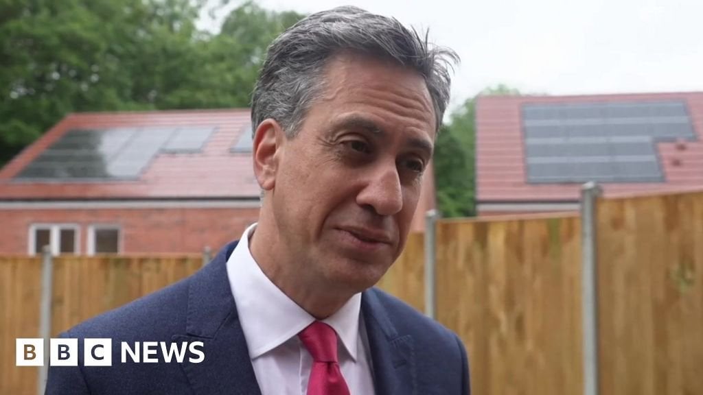 Die meisten neuen Bauhäuser müssen mit Sonnenkollektoren ausgestattet sein - Miliband