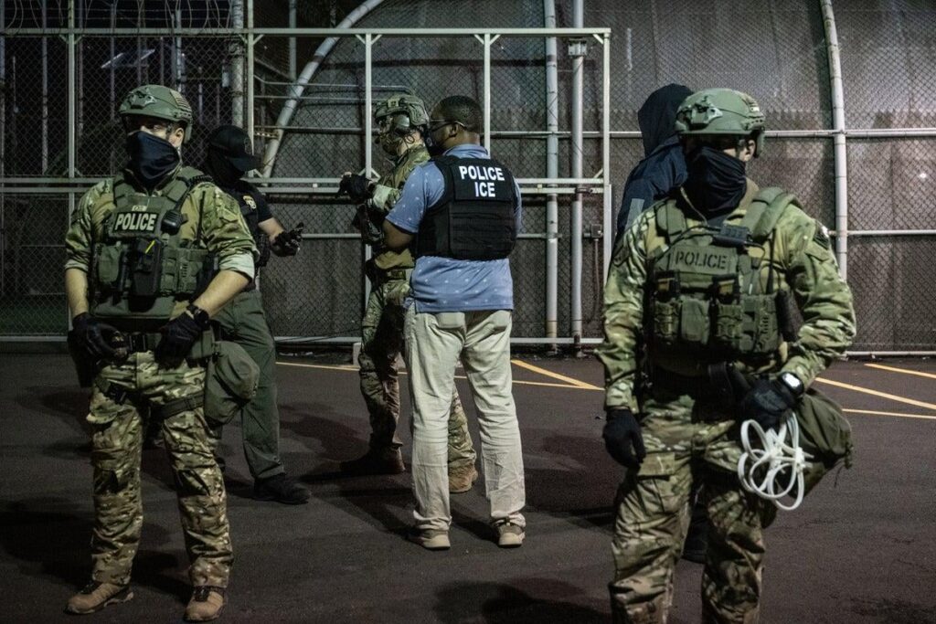 700 Truppen wurden mobilisiert, um Eis in Überfällen in Florida, Louisiana und Texas zu helfen