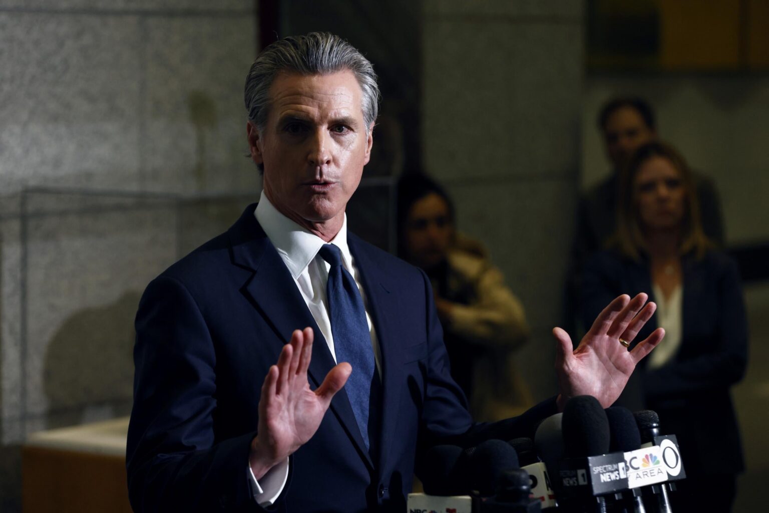 Gavin Newsom beschuldigt Trump Administration, gefälschte Protestbilder zu verbreiten
