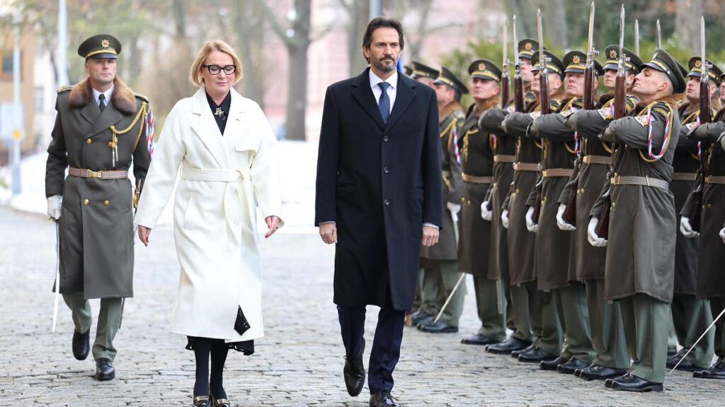Die ODs greifen wieder ein. Er möchte Munition ohne Ausschreibung von einer slowakischen Firma kaufen, die mit dem Innenminister des slowakischen Innenraums verbunden ist und Strnad gehört, anstatt vom tschechischen Hersteller. Die ODs greifen wieder ein. Er möchte Munition ohne Ausschreibung von einer slowakischen Firma kaufen, die mit dem Innenminister des slowakischen Innenraums verbunden ist und Strnad gehört, anstatt vom tschechischen Hersteller.