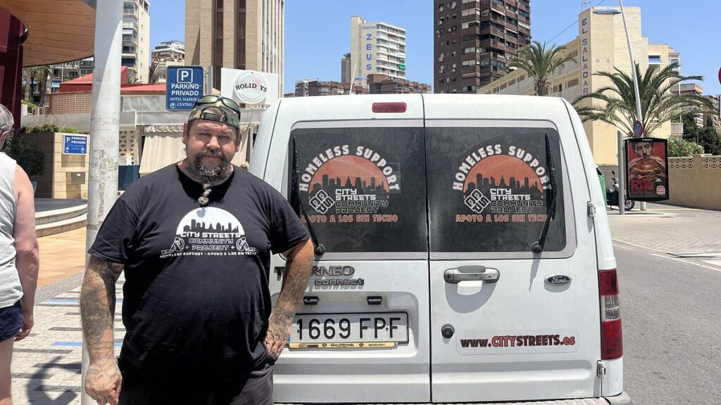 In Benidorm rau schlafen: Wie Briten in einem obdachlosen Lager leben, nachdem sie alles verloren haben In Benidorm rau schlafen: Wie Briten in einem obdachlosen Lager leben, nachdem sie alles verloren haben