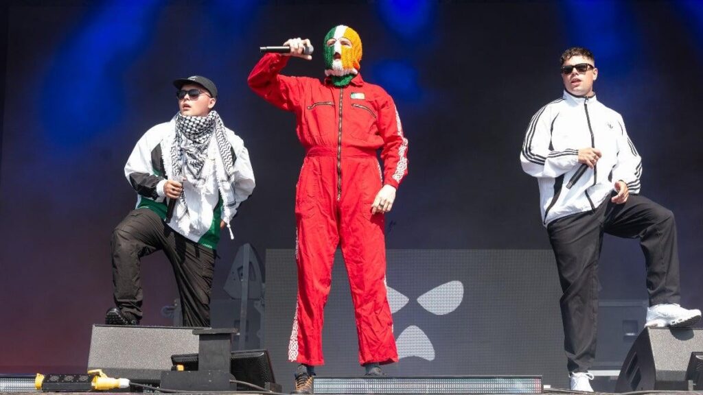BBC schneidet Live-Feed zum irischen Trio Kniescheibe in Glastonbury nach Gesängen von: 'F --- Keir Starrer'