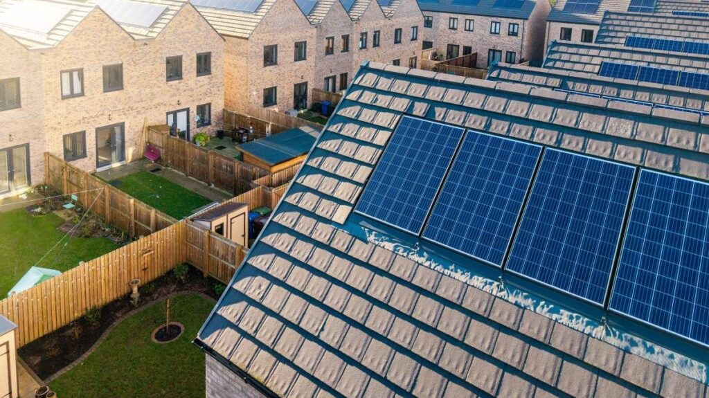 Jedes neue Zuhause hat von 2027 Sonnenkollektoren und Wärmepumpen