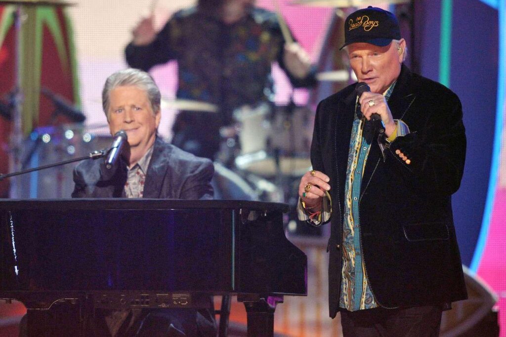 Mike Love sagt, er und Brian Wilson sind sowohl in „Leben als auch nach dem Tod“ nach Bandmates Tod „unzertrennlich“ (exklusiv). Mike Love sagt, er und Brian Wilson sind sowohl in "Leben als auch nach dem Tod" nach Bandmates Tod "unzertrennlich" (exklusiv).