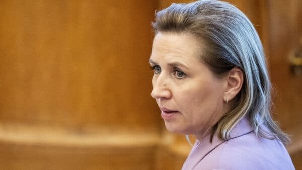 Mette Frederiksen wird sich gegen Gebetsraum und Niqab in der Bildung stellt