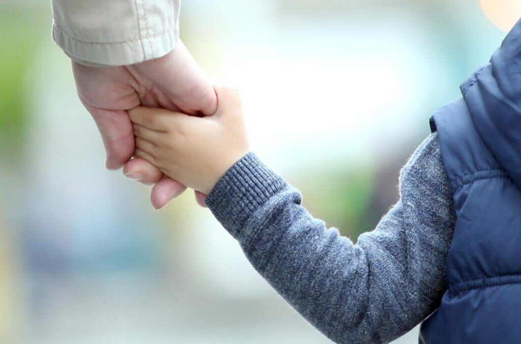 Er wurde ohne Mutter zurückgelassen, sein Vater sollte nicht - lass uns Little Adam und seine Großmutter helfen!