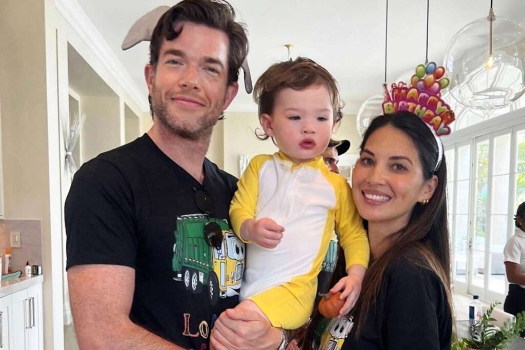 Olivia Munn sagt, Sohn Malcolm habe Ehemann John Mulaneys "ganzes Leben" verändert: "Der Typ hat Proteinpulver im Haus"