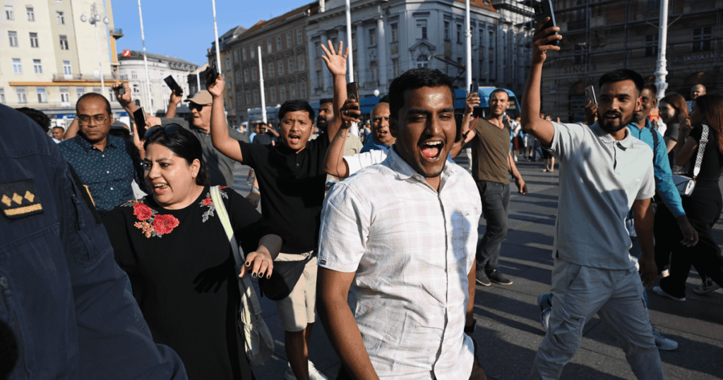 Sehen Sie das Foto, was für eine Begrüßung die Indianer auf ihre Premiere im Zentrum von Zagreb | vorbereitet haben Večernji.hr