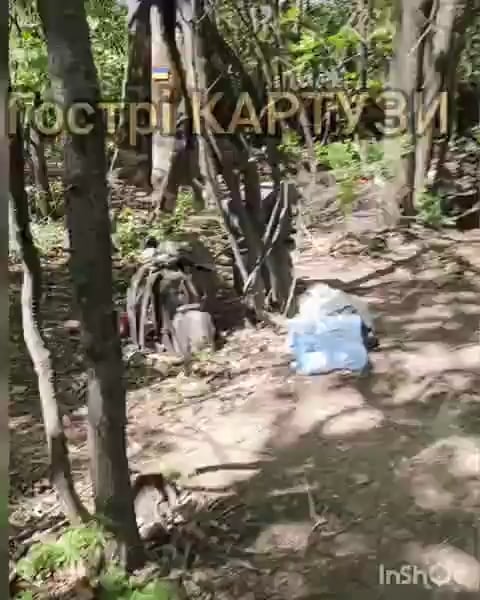 Ein ukrainischer Soldat der Peaky Blinders -Einheit bricht die Abdeckung, um einen Glasfaser -FPV abzuschießen