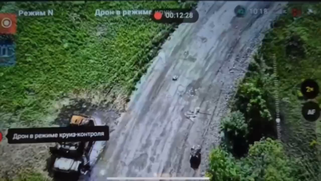 Die ukrainische Bodendrohne schnitt das Glasfaserkabel eines über den russischen FPV wartenden Hinterhalts ab, indem er sich auf dem Draht an Ort und Stelle drehte.