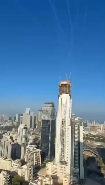 Zwei Luftverteidigungssysteme in Tel Aviv, mindestens 22 Interceptors im Video und mindestens 1 direkter Hit
