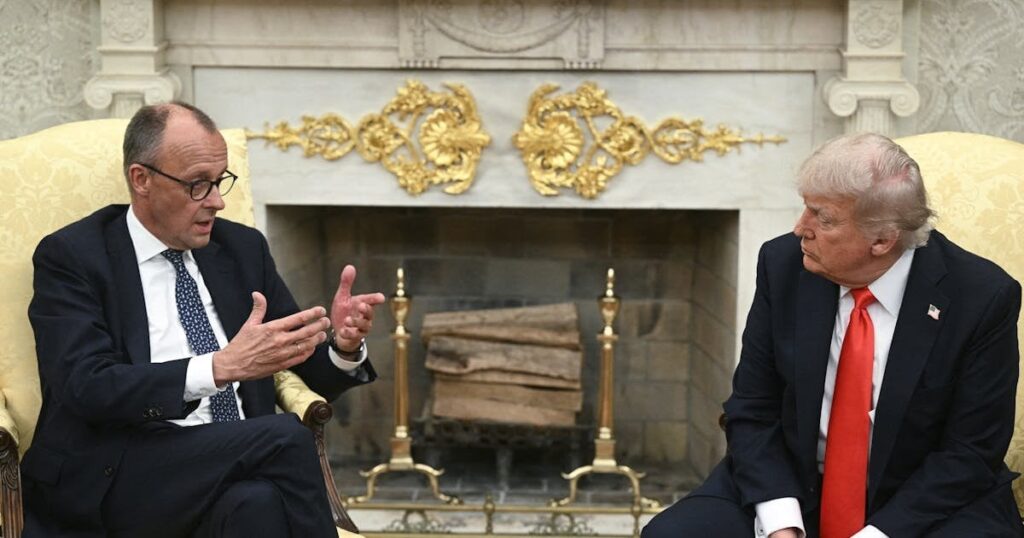 Trump sagt, dass Deutschland von Nazis befreit war, sei „kein großartiger Tag“ - Donald Trump hat in einem Treffen mit dem deutschen Bundeskanzler den Störungskommentar gemacht.