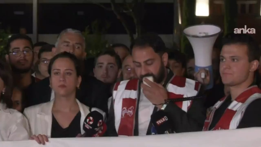 CHP Ankara liegt vor dem Justizministerium, um gegen die Verhaftung von Journalisten zu protestieren.