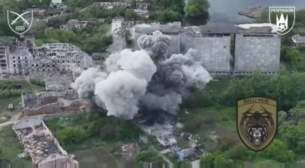 Die ukrainische Luftfahrt ließ Präzisionsbomben auf eine russische Infanterie -Position im Dorf Tyotkine, Kursk in Kursk, fallen. - Beobachtet von der ukrainischen "Pentagon" -Einheit des 225. separaten Angriffsregiments. Juni 2025 [Publ.10.06.2025]