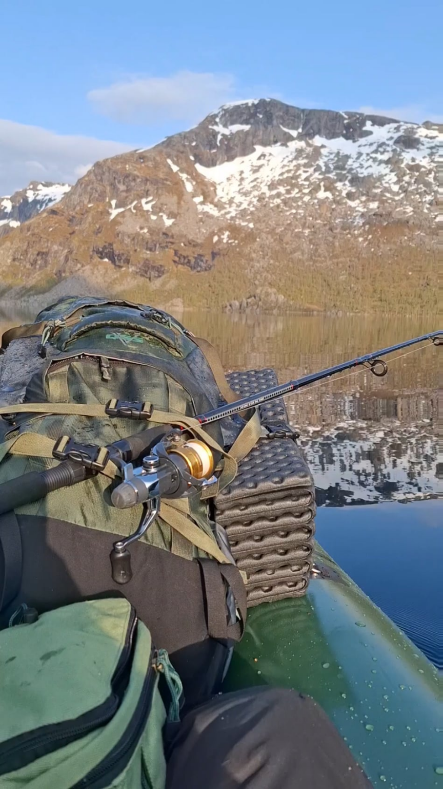 Erster Packraft -Reise gestern. Ging zu einem unberührten See in den Bergen Nordnorwegens