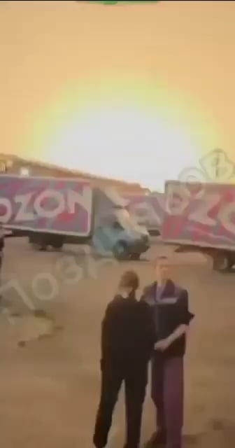 Der Flughafen Bryanks in Russland ist von Drohnen getroffen und verursacht eine große Explosion.