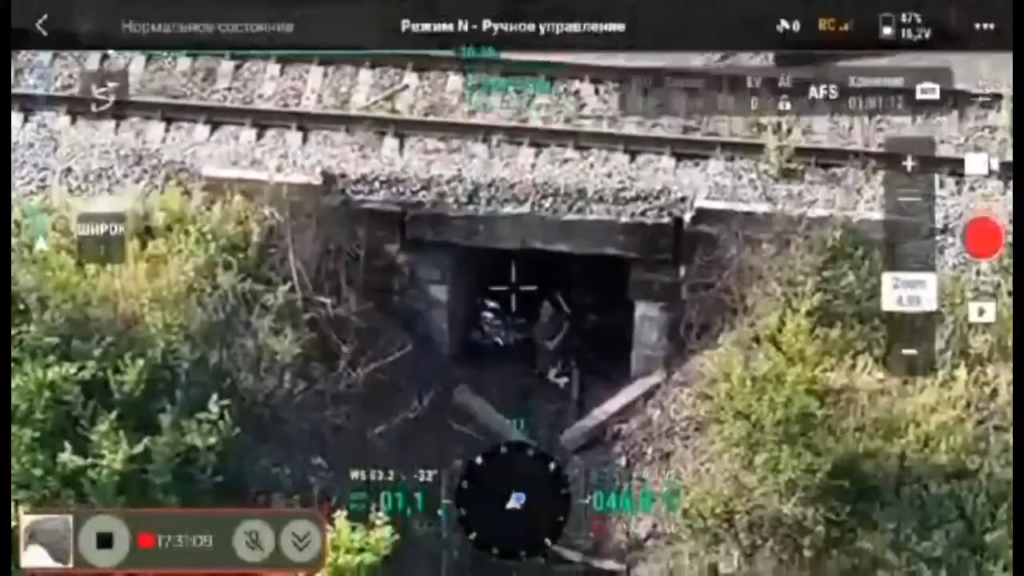 Ein Russisch ergab sich einer ukrainischen Drohne und erhielt Wasser und Anweisungen auf dem Weg zu den UA -Linien. Russische Streitkräfte töteten ihn mit ihren Drohnen.