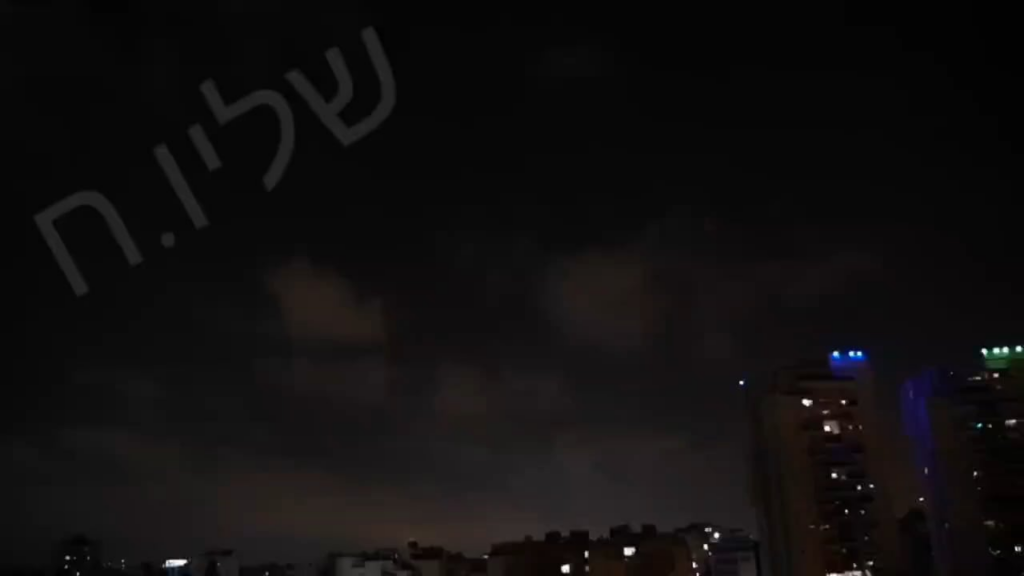 12 israelische Interceptor -Raketen versuchen, die iranische Rakete abzufangen