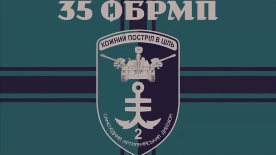 Artillerymen der 2. selbstfahrenden Artillerie-Abteilung des 35. separaten Marine-Brigade-Feuers an feindlichen Positionen eines seltenen 2S9-Artillerie-Systems von 2S9 Nona-S.