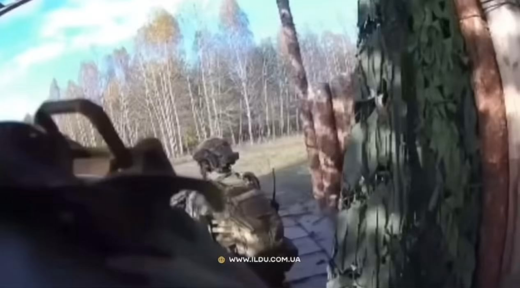 Helm -Cam -Filmmaterial ausländischer Kämpfer aus dem Omega -Team während eines Einfalls in Russland/Interview mit einem britischen Freiwilligen, der kämpfte, war Teil des Razzia