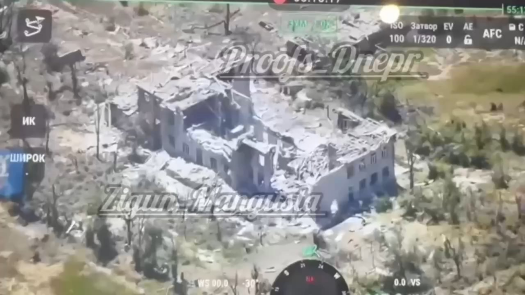 Ein Luftangriff, der ein ukrainisches Analogon einer russischen UMPK -Luftbombe in einem Haus mit russischen Soldaten in der Region Zaporizhzhia verwendet. Juni 2025.