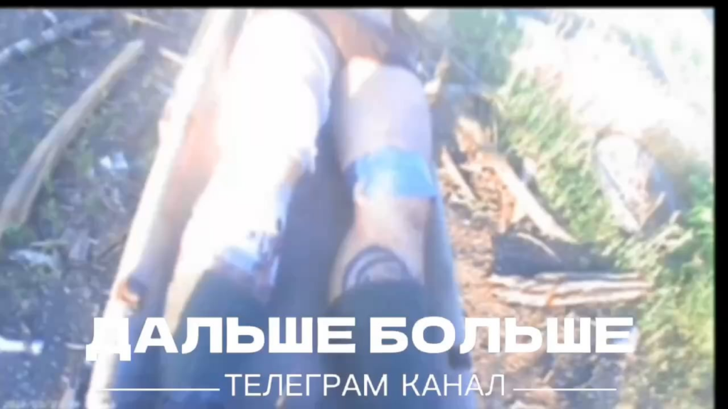 Die russischen Darmenträger kommen unter Beschuss und lassen ihren verwundeten Kameraden fallen und rennen dafür.