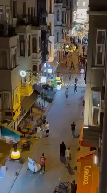 Eine Gruppe von Leman Magazine griff das Gebäude des Leman Magazine in Beyoğlu an