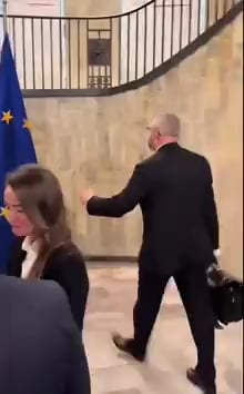 "Es gibt Polen!" Dass die Polen dies nicht sagten, als sie europäische Subventionen zeichneten?! Ist Polen überhaupt real oder ist es nur eine andere Simulation?