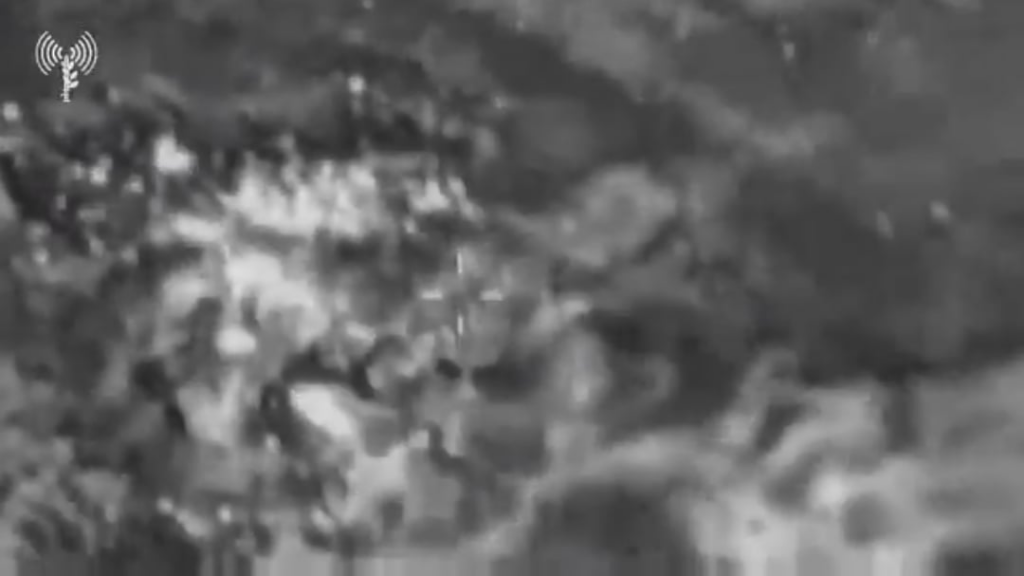 IDF -Flugzeugflecken bemannte AA -Turm, die darauf schießen, nimmt es heraus.
