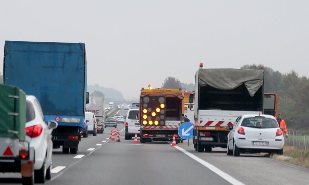 Geschlossener Autobahn in der Nähe von Zagreb: Fahrzeuge, die verstreut sind, sind alle Dienste vor Ort