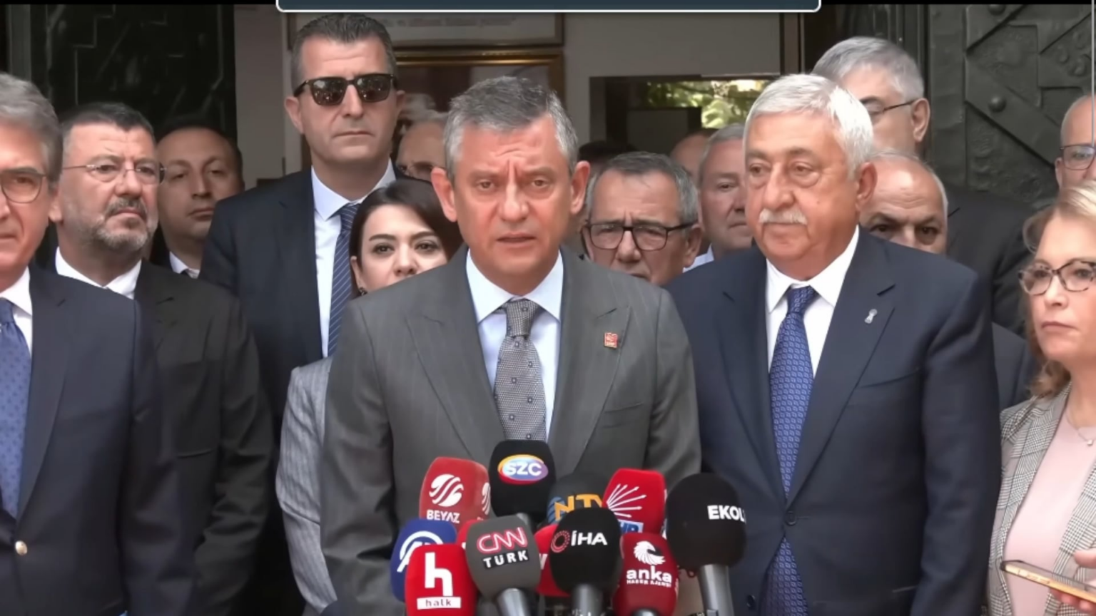 Özgür Özel: Die Macht sagte, dass die Inflation in den Jahren, in denen die Inflation nicht nur einig war, zu vier Jahren uso -olds kommen würde. Selbst nach Angaben von Turkstat, von denen bekannt ist, dass sie falsche Informationen liefert, ist der Mindestlohn seit der Wanderung 3.000 Pfund geschmolzen.