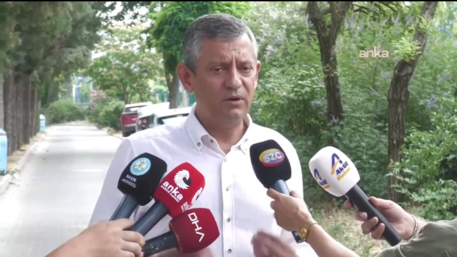 Özgür Özel: Sagen wir Yahu, was würden Sie vor Gericht tun-i Kübra? Toliert Allah diese Grausamkeit? Lassen Sie sie wissen: Wir können müde werden, aber wir haben moralische Überlegenheit. So wie diejenigen, die den Putsch vom 12. September durchgeführt haben, dann diejenigen, die den Putsch am 19. März durchführten, anziehen.