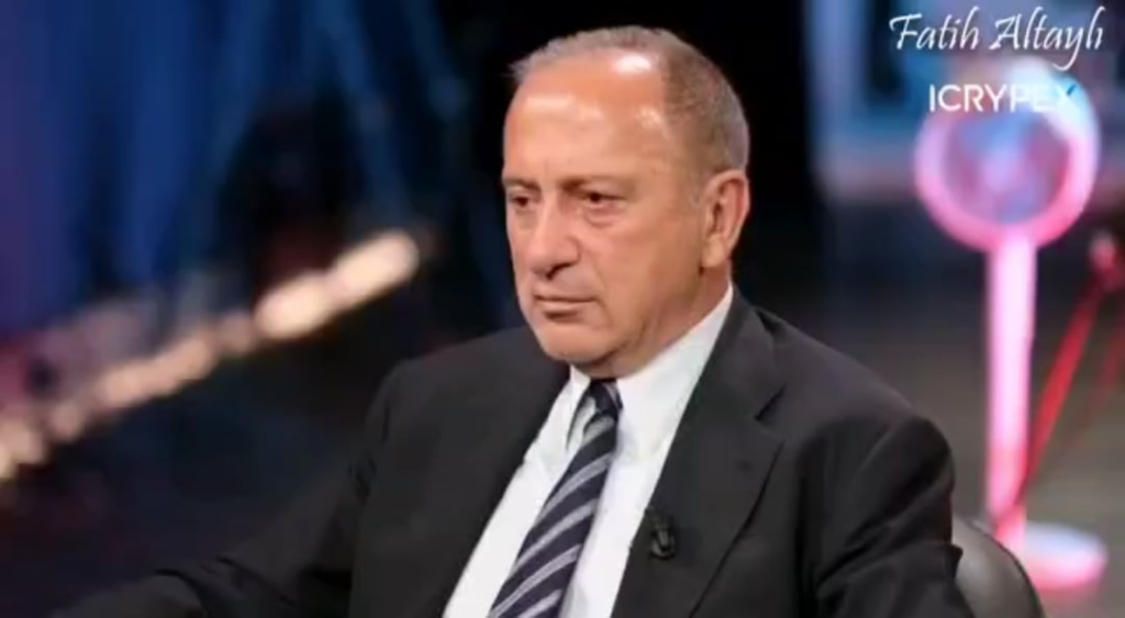 Fatih Altaylı’nın hielt im vollen Zustand seiner Rede fest. Es ist klar, dass seine Rede nicht an Präsident Erdoğan gerichtet ist und dass er versucht zu erklären, dass der Charakter der türkischen Nation nichts mit einem lebenslangen Sultan ist. Fatih Altaylı'nın hielt im vollen Zustand seiner Rede fest. Es ist klar, dass seine Rede nicht an Präsident Erdoğan gerichtet ist und dass er versucht zu erklären, dass der Charakter der türkischen Nation nichts mit einem lebenslangen Sultan ist.
