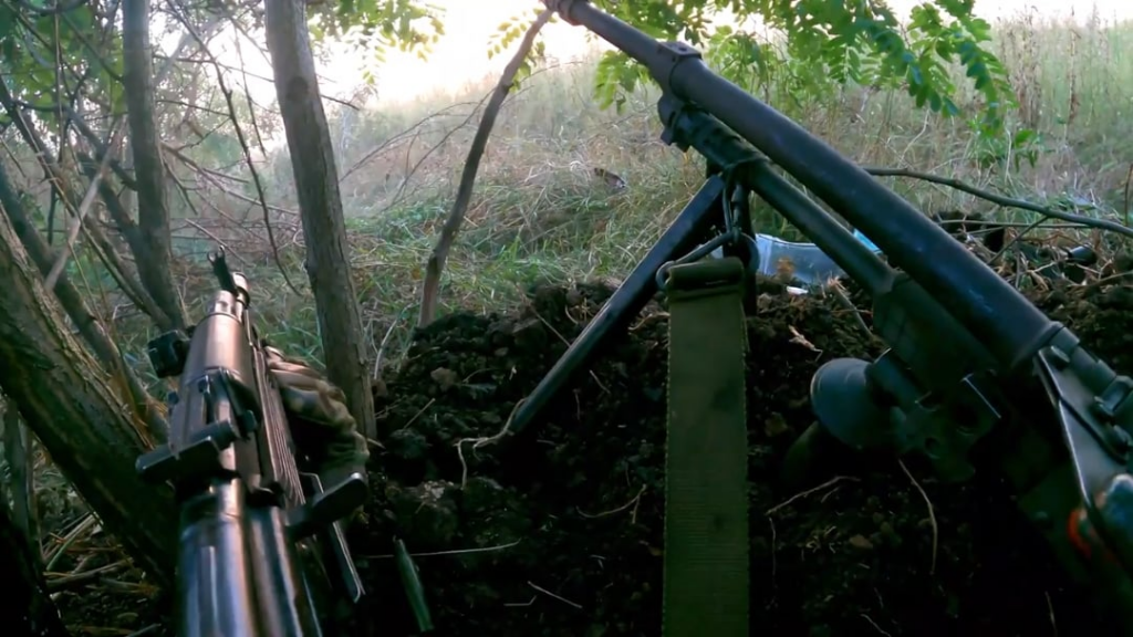 Ukrainische Soldaten wehren die russische Infanterie ab, um sich mit Kleinwaffenfeuer auf ihre Position zu schleichen. Außenbezirke von Robotyne, Region Zaporizhzhia, 2023 (veröffentlicht am 10. Mai 2025)