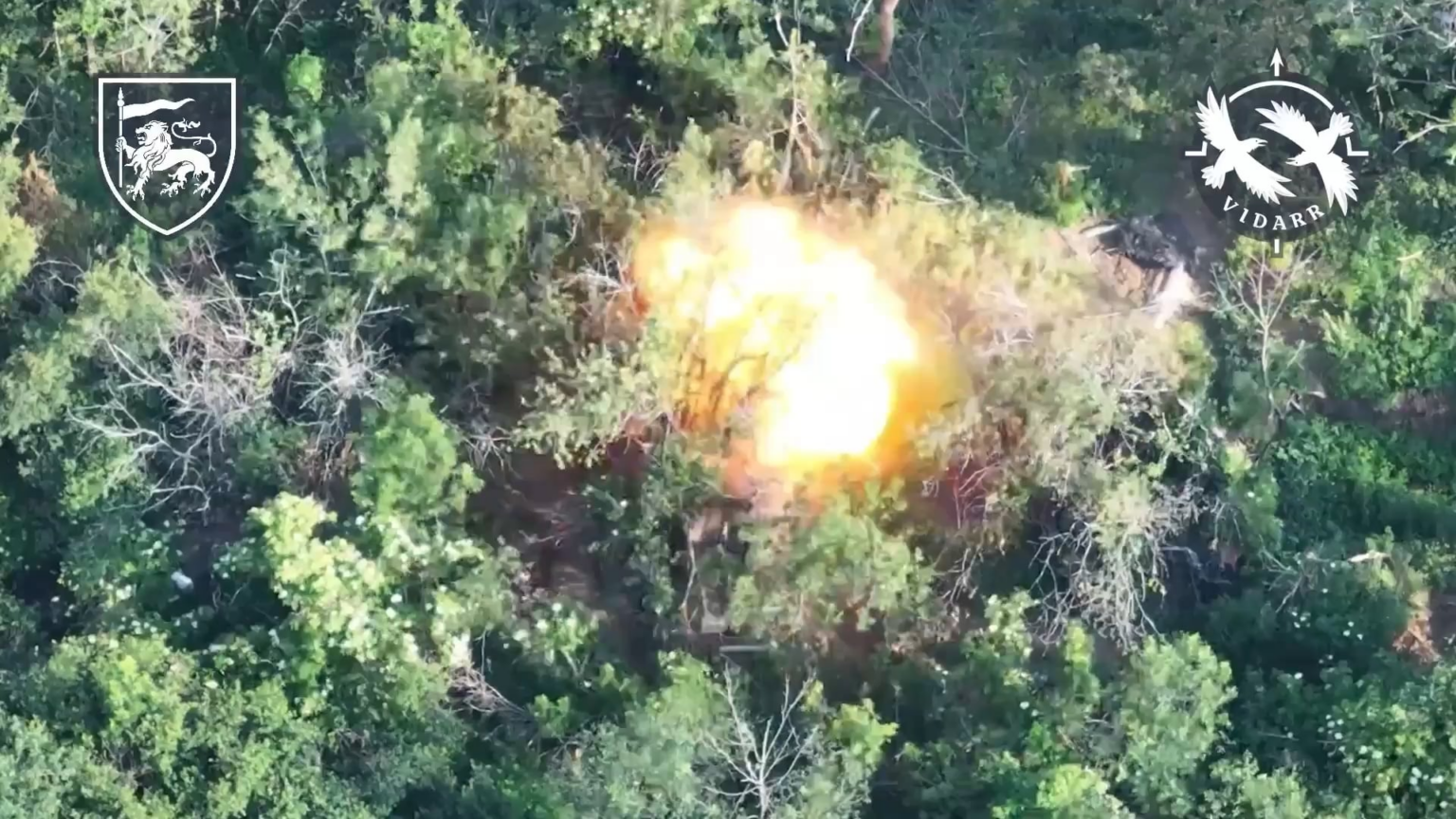 Ein ukrainischer Drohnenbetreiber entdeckt ein russisches UAV und folgt ihm zu seinem Landepunkt. Mitglieder des „Vidarr“ -Bataillons der 60. motorisierten Gewehrbrigade greifen später das Versteck mit faseroptischen FPV-Quads an. Ein ukrainischer Drohnenbetreiber entdeckt ein russisches UAV und folgt ihm zu seinem Landepunkt. Mitglieder des "Vidarr" -Bataillons der 60. motorisierten Gewehrbrigade greifen später das Versteck mit faseroptischen FPV-Quads an.