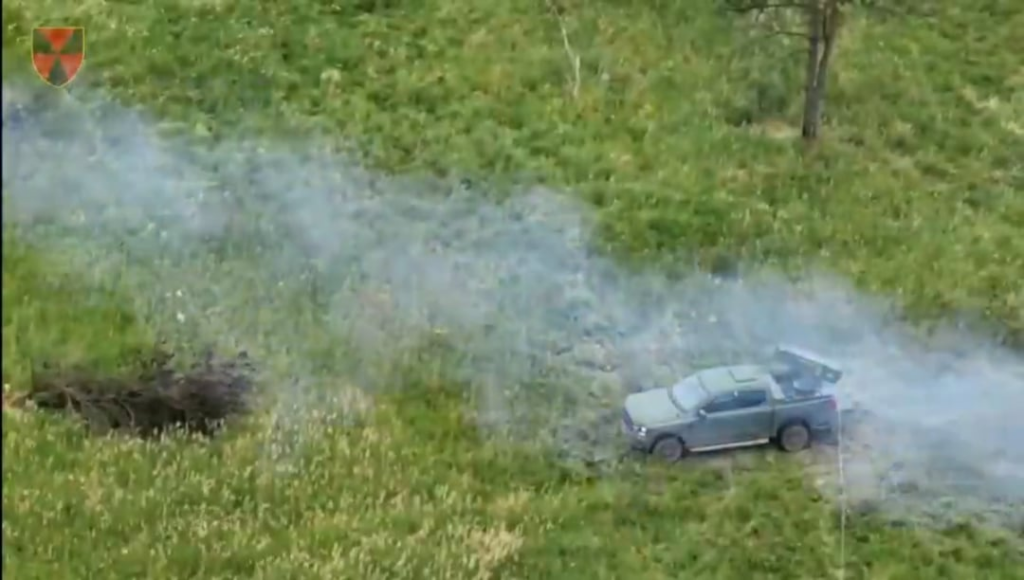 Das in Ukrainisch hergestellte Sivalka VM-8-Flammenwerfersystem, das auf einem Pickup der Stützkräfte installiert wurde, traf russische Positionen. [Published 25.06.2025]