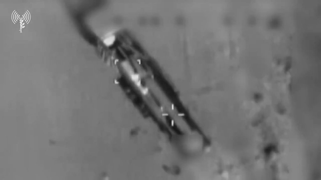 Der israelische Jet trifft einen iranischen Tel und führt dazu, dass die geladene ballistische Rakete abgibt.