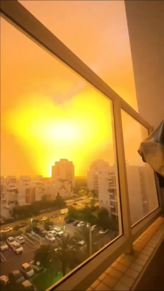 Iranische ballistische Rakete, die sich direkt im Zentrum von Israel auswirkt (14. Juni 2025)