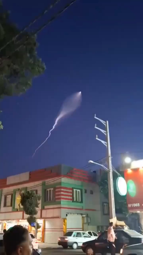 Unbekannte iranische mehrstufige ballistische Rakete in der 2. Stufe, nachdem er heute im ersten Kampftest in Israel gefeuert wurde (2025-06-18)