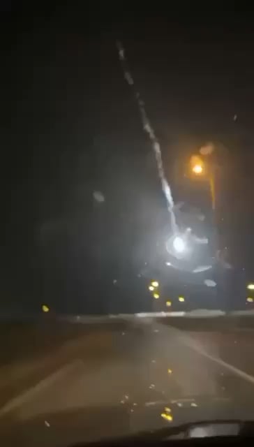 Trümmer fallen in Katar auf den Boden