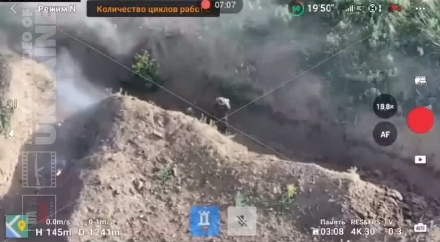 Der russische Soldat scheitert bei der Einnahme des ukrainischen Grabens
