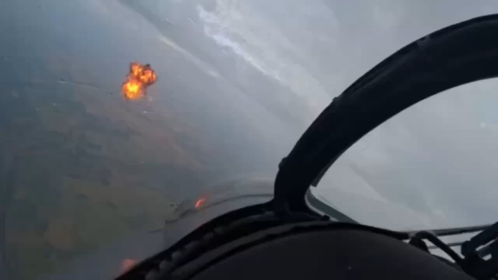 Ukrainische Mi-24V-Hubschrauber schießen russische Shahed-136 Kamikaze-Drohnen mit Yakb-17
