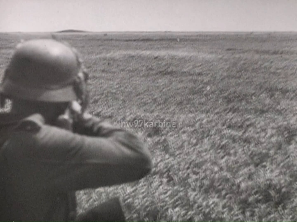 Deutsche Truppen schießen 1942 in ihren sowjetischen Kollegen in der Ukraine aus der Deckung in der Ukraine