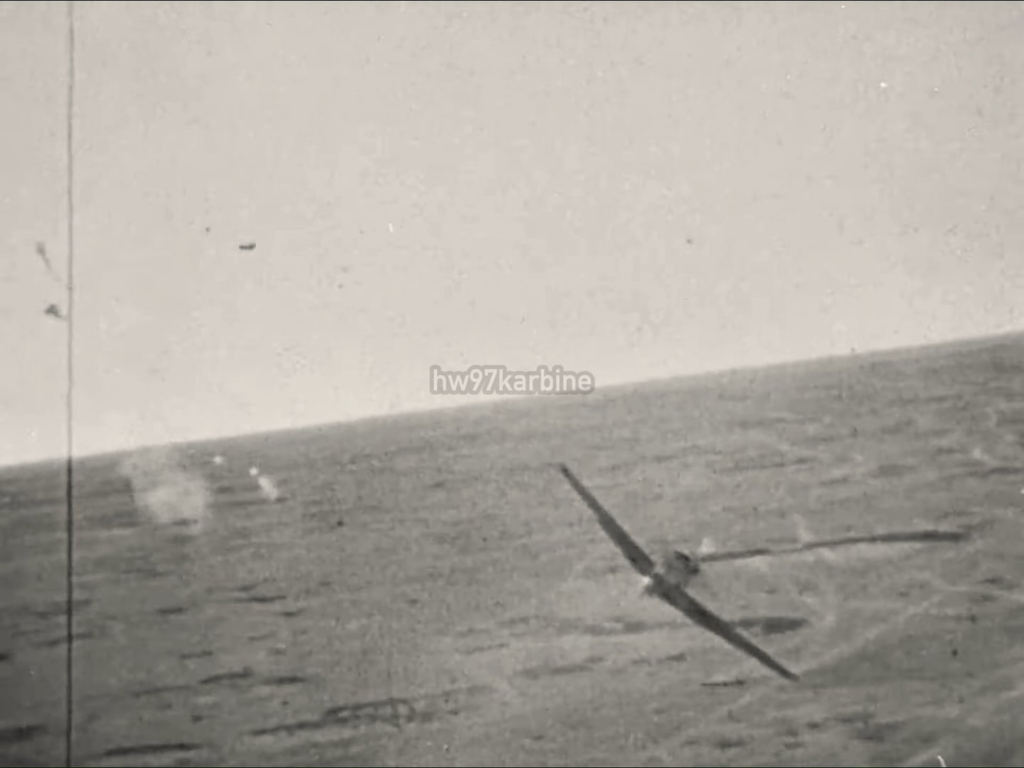 Curtiss Tomahawks, die Teile unter Beschuss von Luftwaffe Messerschmitt BF 109 f Kämpfer über Nordafrika Ende 1941 abgeben